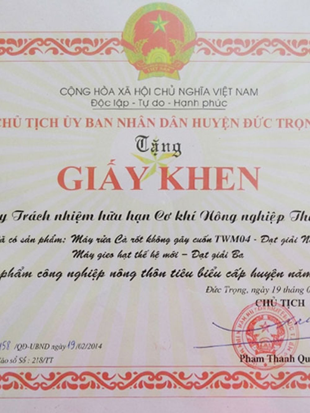 giay-khen-dat-giai-nhat-may-rua-ca-rot-khong-gay-cuon-twm04.jpg