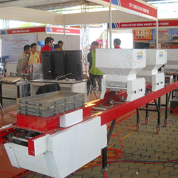 Máy gieo mạ trên khay “made in Vietnam”
