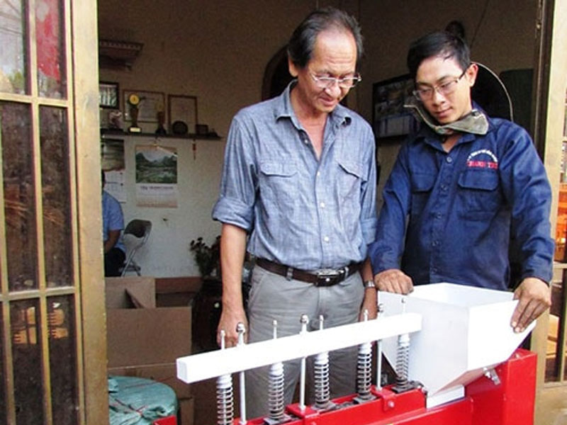Sản xuất 300 máy tách vỏ hạt mắc ca